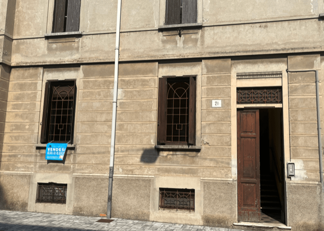 Brescia, quadrilocale con posto auto